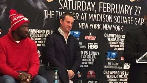 Terence Crawford (izq.) y Hank Lundy se hicieron de palabras al presentar su pelea en Nueva York.