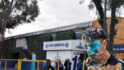 Oribe Peralta fue festejado por sus compañeros en el Club América.