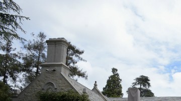La propiedad, de más de 2 hectáreas, cuenta con varias piscinas y hasta una cueva artificial.
