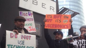 La protesta de los choferes se realizó afuera de la oficina de Uber en Long Island City.