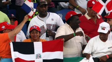 El público dominicano vive desde este lunes la fiesta de la pelota del Caribe.