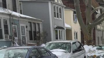 En Woodside,  Marcela Camacho, mamá de dos hijos, muestra su calle donde hasta ahora no habían pasado los camiones de limpieza.