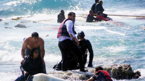 Al menos 41 personas perdieron la vida en dos naufragios en la costa de Grecia.