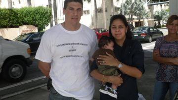 Anthony Losquadro, fundador de Intaction junto a  Vera Delgado madre de Mario, un bebé que fue circuncidado sin el consentimiento de sus padres en Florida.