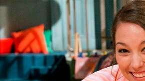 Suki López en su personaje de Nina en "Sesame Street" junto a Elmo.