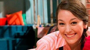 Suki López en su personaje de Nina en "Sesame Street" junto a Elmo.