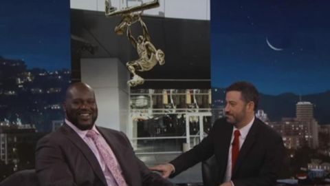 El momento en el que Jimmy Kimmel le da la noticia a Shaquille O'Neal de su estatua en el Staples Center.