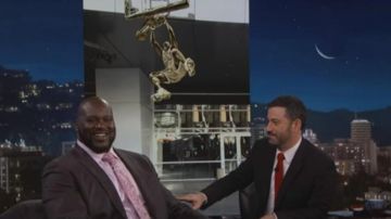 El momento en el que Jimmy Kimmel le da la noticia a Shaquille O'Neal de su estatua en el Staples Center.