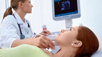 Para detectar trastornos o cáncer en la tiroides se debe hacer un ultrasonido o exámenes de sangre.