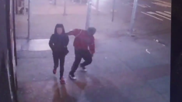 En un video de seguridad se muestra al sospechoso Karie Bazemore acuhillando a la mujer en Manhattan.