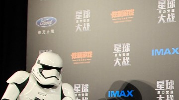 El director del filme, J. J. Abrams, y sus protagonistas están recorriendo el mundo para promocionar la cinta y encontrarse con los fans de la saga.
