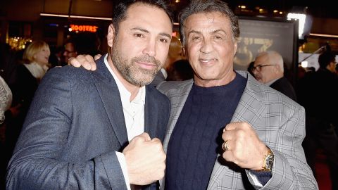 Sylvester Stallone (der.), nominado al Golden Globe por 'Creed', junto a Óscar de la Hoya en un estreno en Los Ángeles.