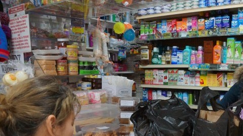 Latinos trabajan fuerte pero el sueldo no alcanza