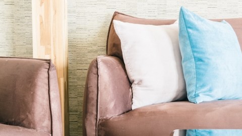 El tapete que está mal ubicado genera un desequilibrio visual en  la decoración y puede causar caídas.