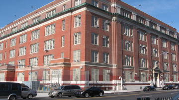 En esta escuela de East New York, Brooklyn, ocurrió el tiroteo.