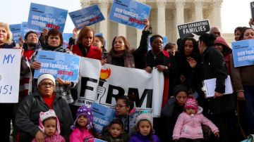 Activistas y familias inmigrantes piden al Tribunal Supremo que apoye los alivios migratorios.