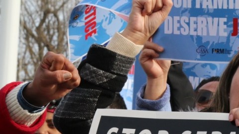 Activistas y familias inmigrantes piden al Tribunal Supremo que apoye los alivios migratorios.