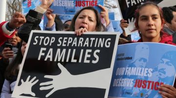Activistas y familias inmigrantes piden al Tribunal Supremo que apoye los alivios migratorios.