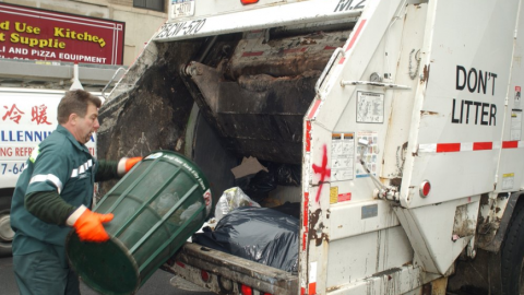 Hoy comienzan de nuevo las operaciones de recolección de basura luego de la tormenta Jonas.