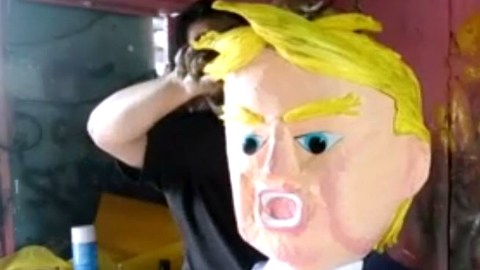 El artesano mexicano reconoce que a su familia no le gusta mucho que haga piñatas de políticos, por las posibles represalias. Donald Trump
