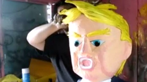 El artesano mexicano reconoce que a su familia no le gusta mucho que haga piñatas de políticos, por las posibles represalias. Donald Trump
