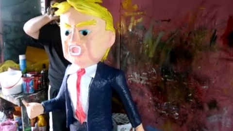 El artesano mexicano reconoce que a su familia no le gusta mucho que haga piñatas de políticos, por las posibles represalias. Donald Trump