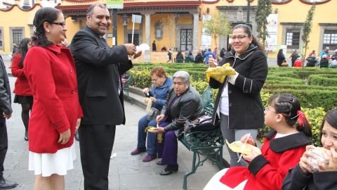 Una familia disfruta de la tamaliza en la Feria