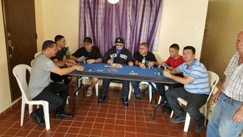 Velatorio de un hombre de 31 años fue embalsamado y colocado en torno a una mesa como si estuviera jugando al póquer.