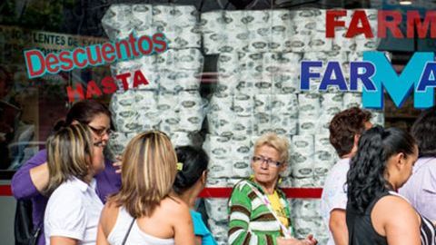 En realidad, las filas en frente de las farmacias son para comprar pepel higiénico o detergente. Para comprar medicamentos no hay mucha cola, en parte porque no hay.