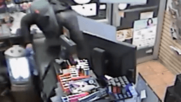 En un video de seguridad divulgado por la Policía se ve a un hombre entrando al local con la cara cubierta y subiéndose a la caja registradora para robar dinero.
