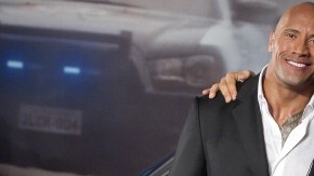 Los protagonistas de "Fast & Furious", Dwayne Johnson y Vin Diesel, posan para fotos.