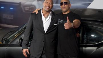 Los protagonistas de "Fast & Furious", Dwayne Johnson y Vin Diesel, posan para fotos.