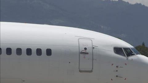 Un vuelo que transporta a deportados,.