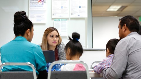02/29/16 /LOS ANGELES/Jose Sarmiento with his wife Magnolia and young children, Meliz and Josue, file their income taxes at the Los Angeles Mexican consulate as part of a new free service. (Photo by Aurelia Ventura/La Opinion)