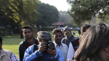 El Supremo indio reabre la puerta a la legalización de las relaciones homosexuales Activistas de la comunidad de lesbianas, gays, bisexuales y transexuales (LGBT), tras una vista hoy en el Supremo sobre la ley que criminaliza a los gays en Nueva Delhi (India).
