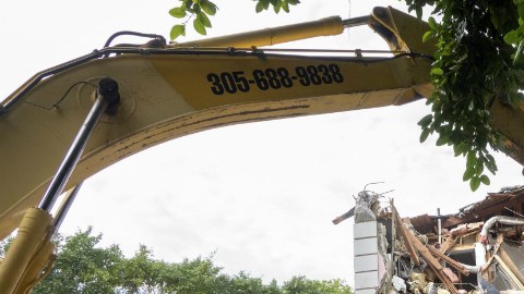 Una segunda caja fuerte fue hallada en la casa que el capo colombiano del narcotráfico Pablo Escobar poseía en Miami Beach (EE.UU.), esta vez en los cimientos de la edificación, que está siendo demolida, informaron hoy medios locales.