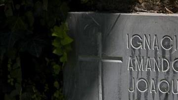 Detalle de una placa en el 'Jardin de la Rosas' con los nombres de los seis sacerdotes jesuitas, cinco de ellos españoles, asesinados en 1989.