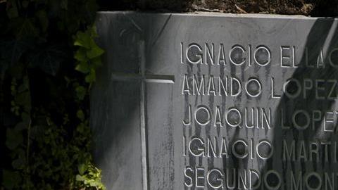 Detalle de una placa en el 'Jardin de la Rosas' con los nombres de los seis sacerdotes jesuitas, cinco de ellos españoles, asesinados en 1989.