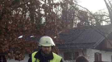 Bomberos trabajan en el lugar donde se ha producido el choque de dos trenes en Bad Aibling (Alemania).