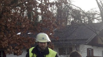 Bomberos trabajan en el lugar donde se ha producido el choque de dos trenes en Bad Aibling (Alemania).