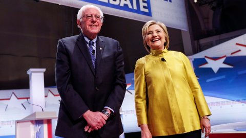 Los candidatos presidenciales demócratas el senador Bernie Sanders y Hillary Clinton.