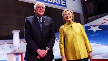Los candidatos presidenciales demócratas el senador Bernie Sanders y Hillary Clinton.