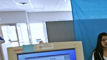 El proyecto de ley reemplaza las licencias de conducir para indocumentados por "tarjetas de conducir".