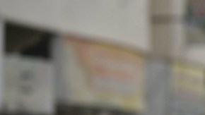 Un manifiestante opositor se enfrenta a la policía en el pueblo de Duraz, Baréin, en la víspera del cuarto aniversario de las protestas que estallaron contra el régimen, el año pasado.