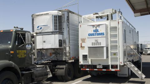 Los agentes federales descubrieron el pasado 12 de febrero dentro de un tráiler un total de 17,060 libras de marihuana escondido en el interior de seis cajas.