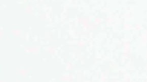 Un rebelde libio corre para protegerse detrás de una camioneta con armas antiaéreas.