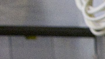 Las reclusas Vanessa Romero (izq.) y Airam Beltrán (dcha.) se saludan después de logar la preparación de un plato en el Centro de Detención Las Colinas de San Diego, California.