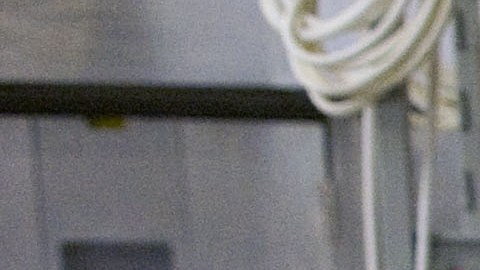 Las reclusas Vanessa Romero (izq.) y Airam Beltrán (dcha.) se saludan después de logar la preparación de un plato en el Centro de Detención Las Colinas de San Diego, California.