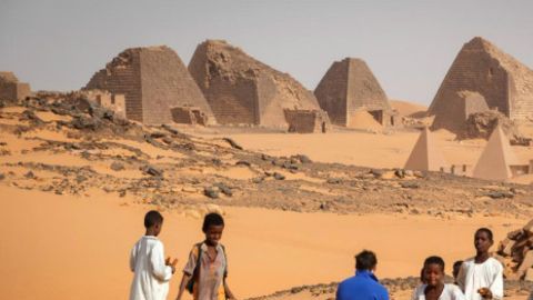Las pirámides de Sudán no aparecen en los paquetes de viajes.