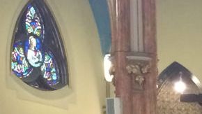 Los fieles latinos se preparan para ver al papa Francisco en su iglesia.